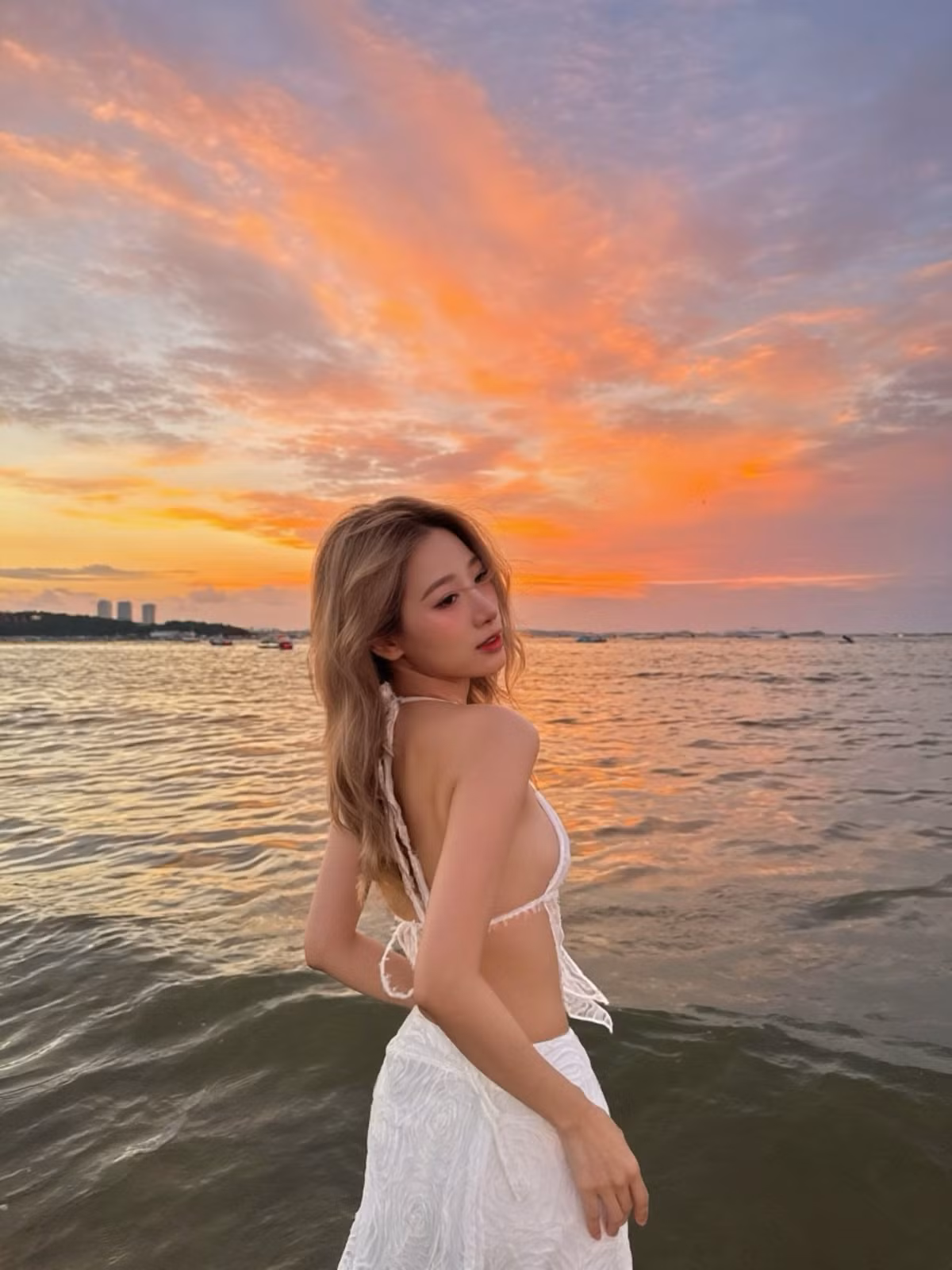 Cô nàng cũng từng gây chú ý khi tham gia chương trình hẹn hò và có mối tình đẹp với diễn viên Sơn Soho. (Ảnh: FBNV)