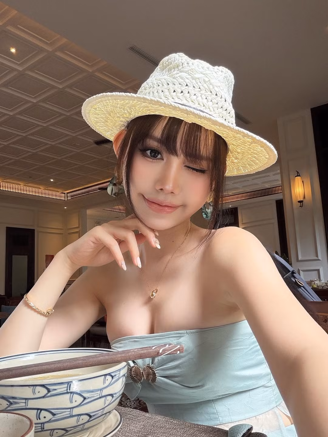 Cô nàng theo đuổi phong cách nữ tính pha lẫn nét quyến rũ. Những thiết kế cắt xẻ tôn dáng được nàng hot girl ưu tiên. (Ảnh: IGNV)