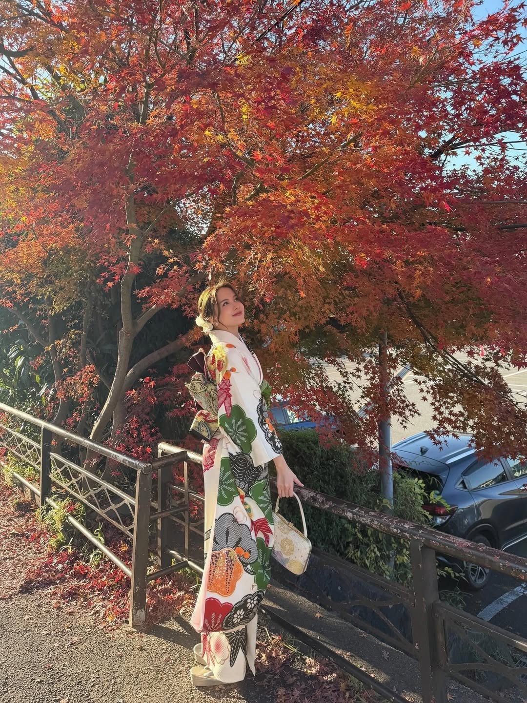 Thiều Bảo Trâm không quên trải nghiệm những nét văn hóa truyền thống khi xuất hiện duyên dáng trên chiếc xe kéo tay và check-in trước cổng Torii màu cam đặc trưng của các đền thờ Thần đạo. (Ảnh: IGNV)