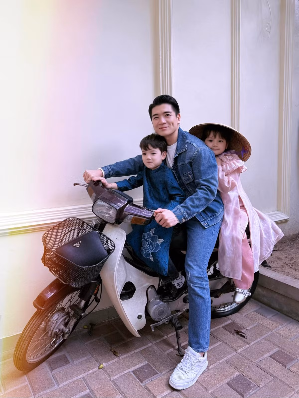 Trên trang cá nhân, anh cũng thường xuyên chia sẻ những khoảnh khắc hạnh phúc bên cặp song sinh đáng yêu.