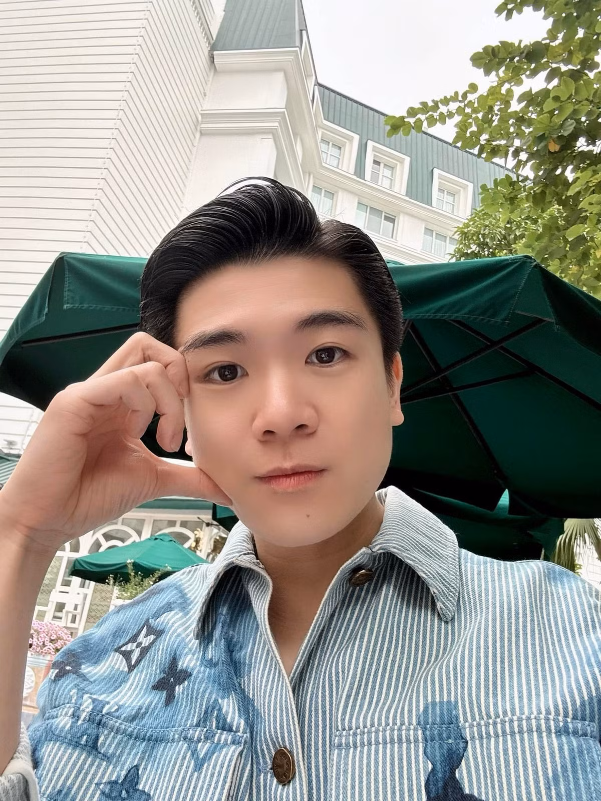 Nhiều người cũng đã nhanh chóng để dưới phần bình luận những lời chúc mừng đến Đỗ Quang Vinh và gia đình anh. Đáp lại, vị thiếu gia sinh năm 1989 cũng trực tiếp gửi lời cảm ơn: "Xin cảm ơn tất cả những lời chúc tuyệt vời của mọi người dành cho 2 ba con".