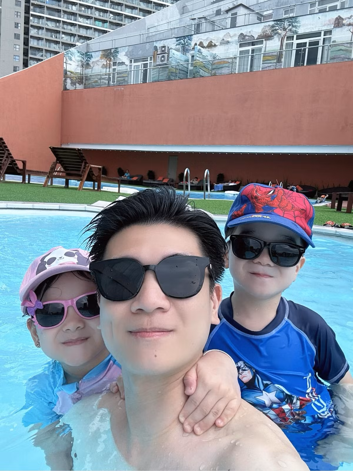 Việc trở thành cha đơn thân khi tuổi đời còn khá trẻ từng khiến netizen sửng sốt, nhưng anh lại khéo léo chứng minh được khả năng chu toàn, yêu thương con hết mực.