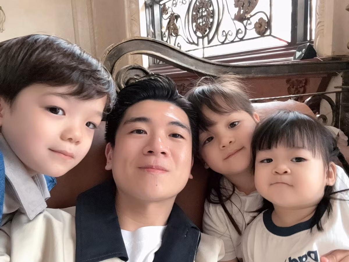 Bên cạnh những lời chúc mừng, cư dân mạng cũng đặc biệt tò mò về danh tính người phụ nữ sinh 3 con cho Đỗ Quang Vinh. Bởi trước đó, khi công bố có cặp song sinh 1 trai 1 gái, anh chưa từng công khai danh tính mẹ của các con và lần này cũng vậy.