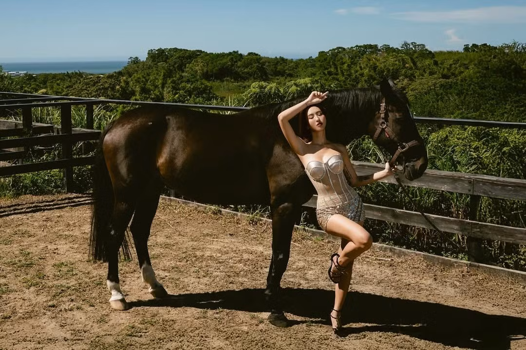 Không chỉ dừng lại ở trang phục, thần thái của mỹ nhân này cũng là điểm nhấn. Cô nàng tựa người vào lưng ngựa, ánh mắt nhìn thẳng hoặc nhìn xa xăm, khoe triệt để đường cong cơ thể. (Ảnh: IGNV)