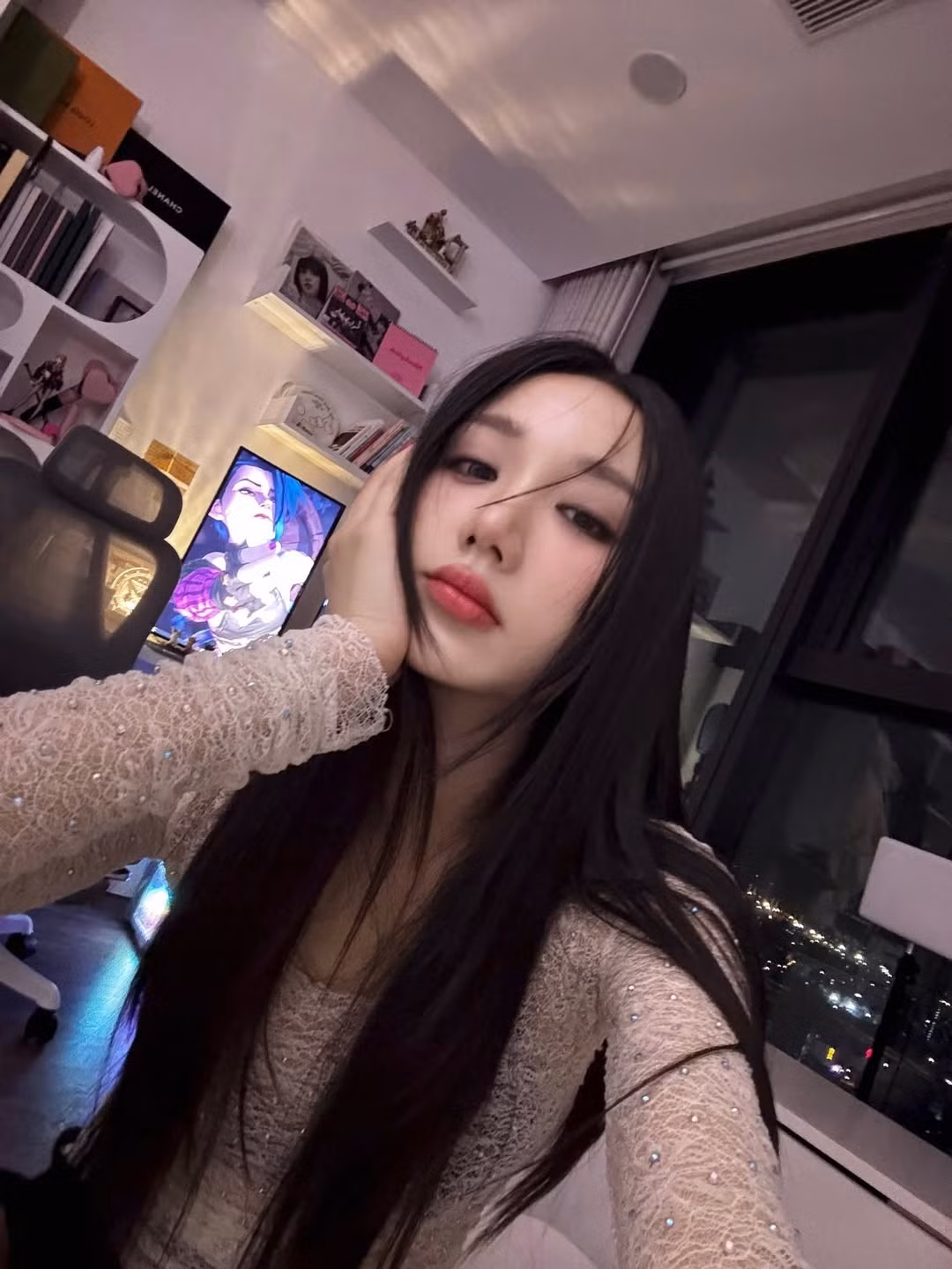 Mái tóc dài tự nhiên, gương mặt ít son phấn, làn da căng bóng, tràn đầy năng lượng càng làm tăng thêm vẻ đẹp thanh khiết, không tì vết của cô. Ảnh sử dụng trong bài: Facebook nhân vật.