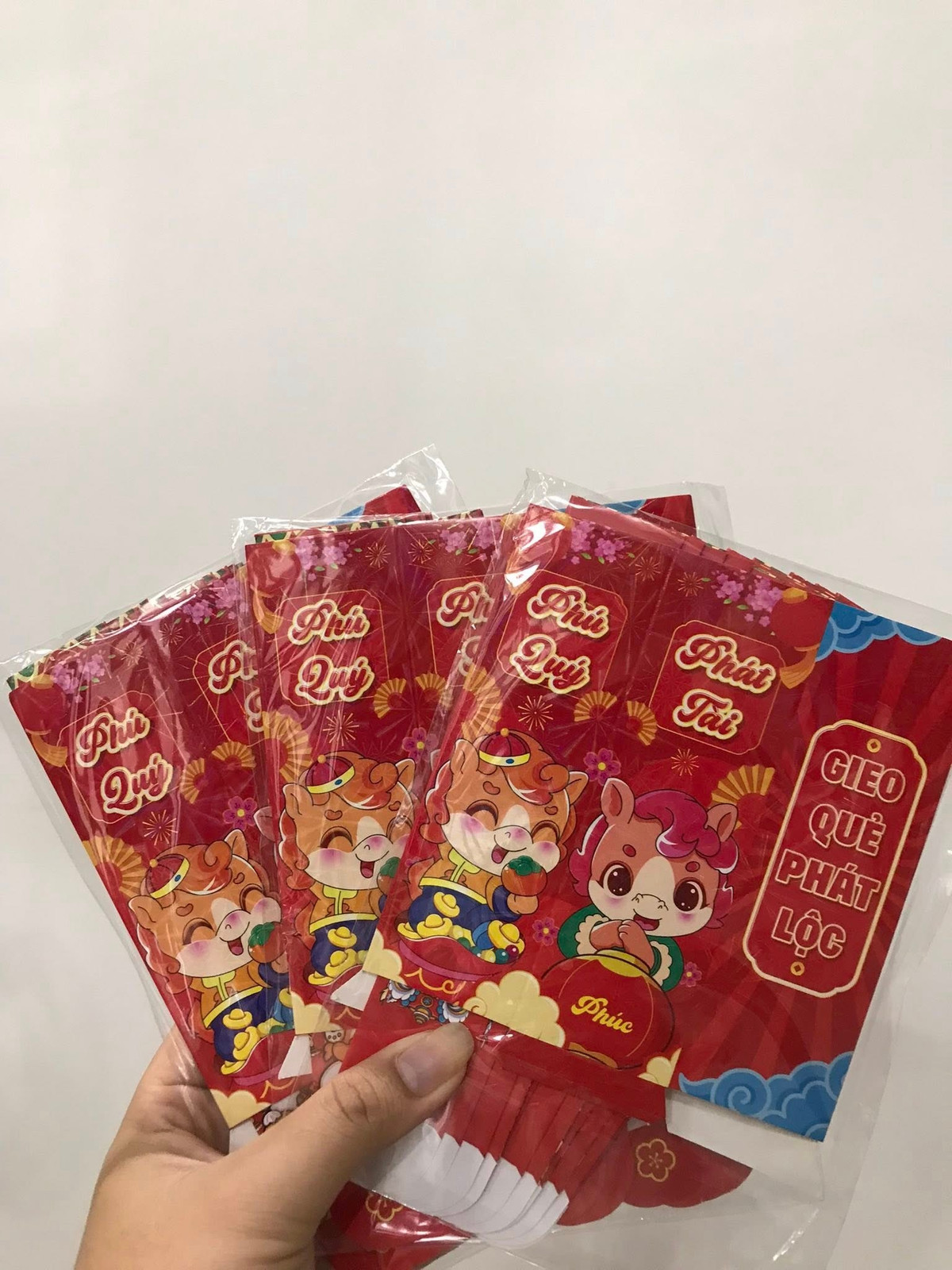 Năm Bính Ngọ đang đến gần, và như một luật bất thành văn, thị trường bao lì xì lại trở nên nhộn nhịp hơn bao giờ hết. Không còn chỉ là những phong bao đỏ truyền thống đơn điệu, các mẫu thiết kế năm nay đã được nâng cấp lên một tầm cao mới: vừa mang đậm nét văn hóa Á Đông, vừa pha chút hóm hỉnh, hiện đại khiến giới trẻ "đứng ngồi không yên".