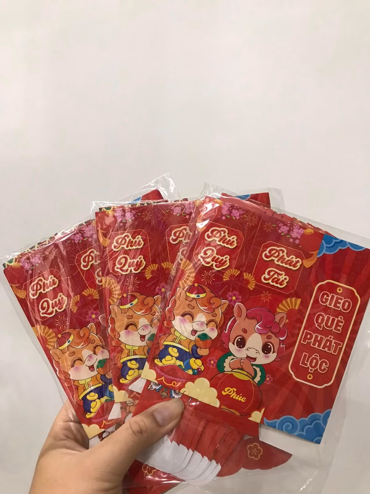 Năm Bính Ngọ đang đến gần, và như một luật bất thành văn, thị trường bao lì xì lại trở nên nhộn nhịp hơn bao giờ hết. Không còn chỉ là những phong bao đỏ truyền thống đơn điệu, các mẫu thiết kế năm nay đã được nâng cấp lên một tầm cao mới: vừa mang đậm nét văn hóa Á Đông, vừa pha chút hóm hỉnh, hiện đại khiến giới trẻ "đứng ngồi không yên".