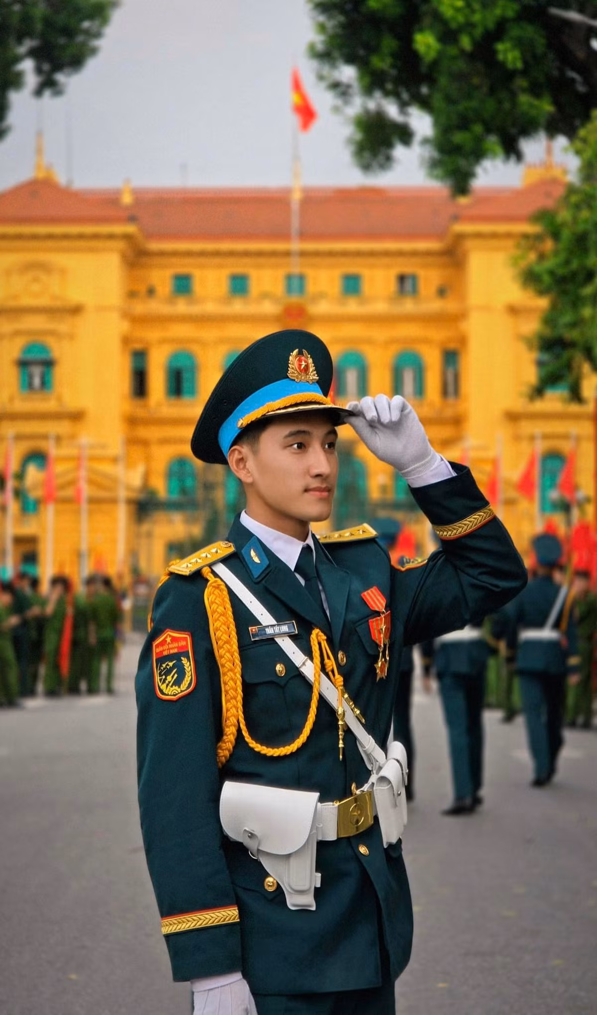 Chiến sĩ Long Trần (tên đầy đủ Trần Tất Long) thuộc khối Sỹ quan Phòng không - Không quân. Anh gây ấn tượng ở A80 bởi phong thái chỉn chu, nghiêm túc đầy bản lĩnh. (Ảnh: FB Long Trần)