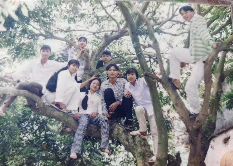 Nhìn vào những bức ảnh này, chúng ta không khỏi bật cười trước sự sáng tạo vô biên. Từ thanh niên trai tráng cho đến các cô thiếu nữ dịu dàng trong tà áo sơ mi, tất cả đều sẵn sàng "treo mình" vắt vẻo để có được một góc máy ưng ý nhất.