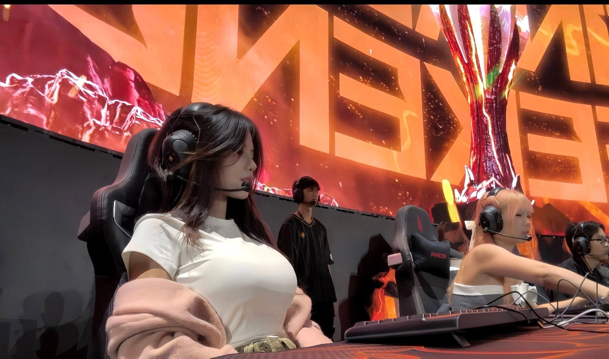 Sự xuất hiện của cô tại giải đấu LCP 2025 đã nhanh chóng trở thành tâm điểm chú ý của cả khán đài. (Ảnh: FBNV)