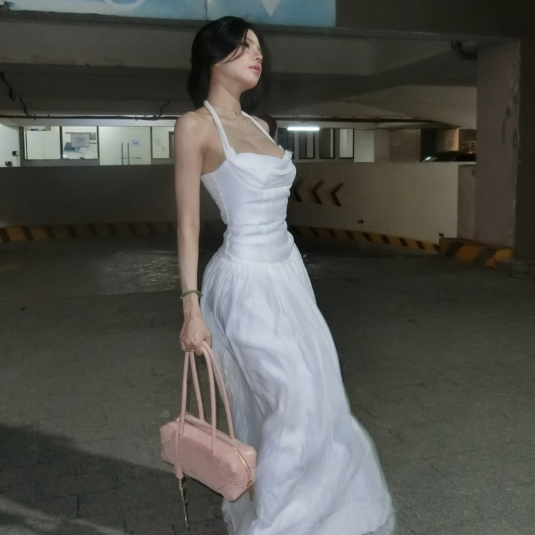Trong bộ ảnh mới, nữ MC hớp hồn fan với vẻ ngoài mong manh nhưng không kém phần gợi cảm, khiến người hâm mộ phải xuýt xoa. (Ảnh: IGNV)