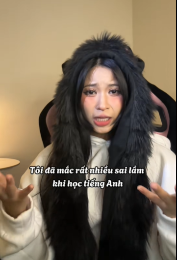 Nguồn cơn của những bình luận tiêu cực mà cư dân mạng dành cho Quỳnh Bei xuất phát từ vụ ồn ào với Huy Forum. Thời điểm đó, Quỳnh Bei đã đăng tải video soi lỗi phát âm của anh chàng. Cô cho rằng với tư cách là một người có sức ảnh hưởng, là giáo viên, Huy Forum cần nhận ra sai lầm và sửa chữa nó.