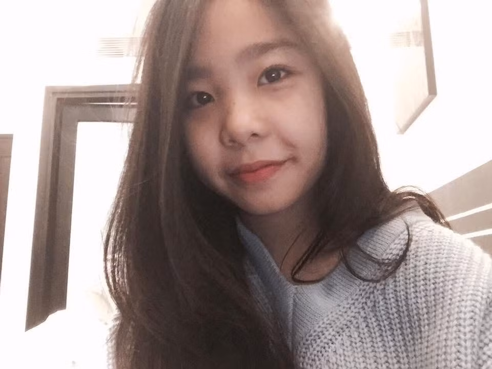 Sự khác biệt rõ rệt giữa vẻ ngoài hiện tại và những bức ảnh thời còn đi học đã làm dấy lên nhiều đồn đoán và tranh cãi xoay quanh việc cô nàng đã "đại tu" nhan sắc. (Ảnh: FBNV)