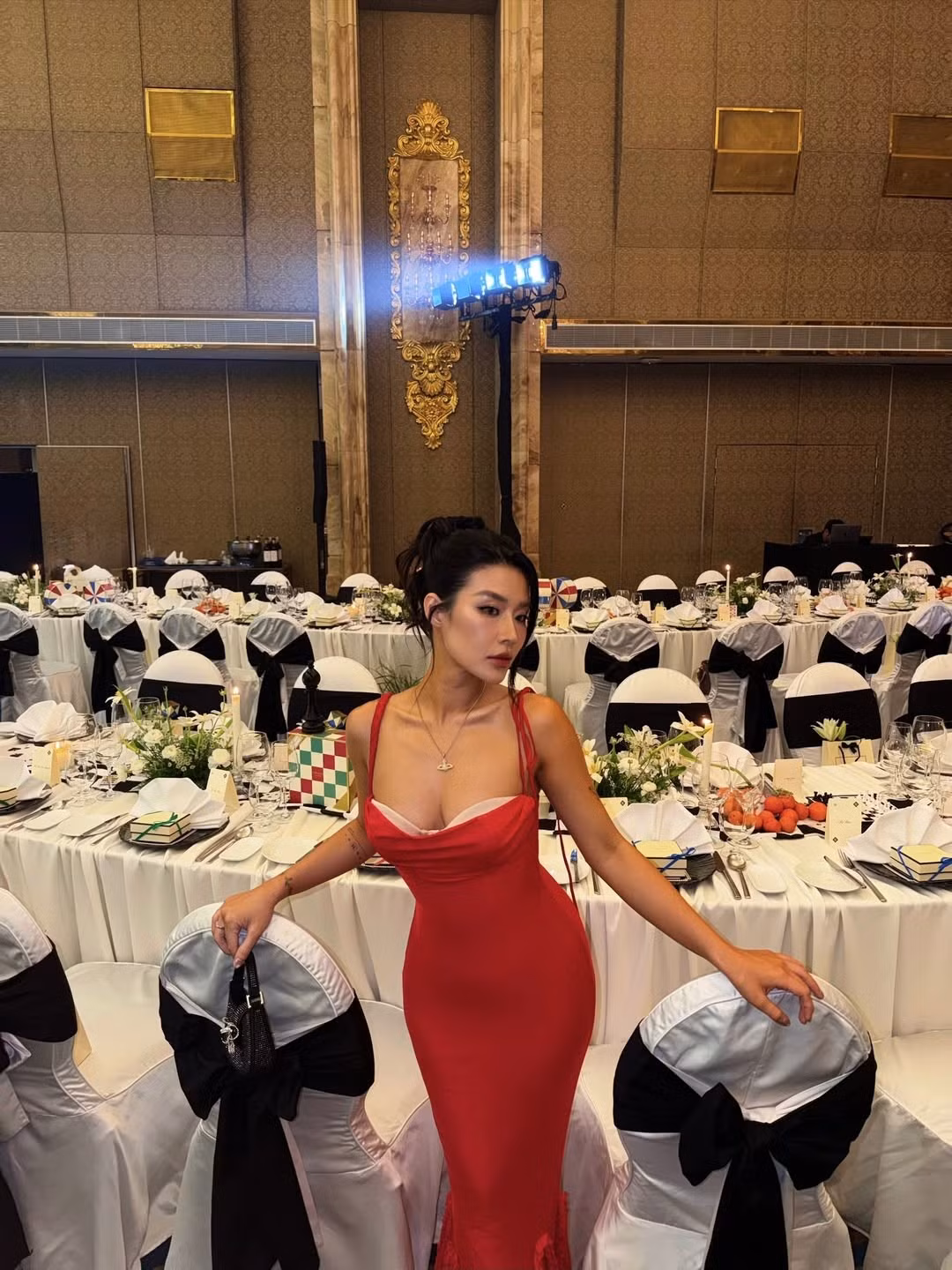 Dù đã trải qua một lần sinh nở, vóc dáng của Thanh Huyền vẫn giữ được sự thon gọn, không chút mỡ thừa, minh chứng rõ ràng cho việc chăm chỉ tập luyện và giữ gìn nhan sắc. (Ảnh: IGNV)