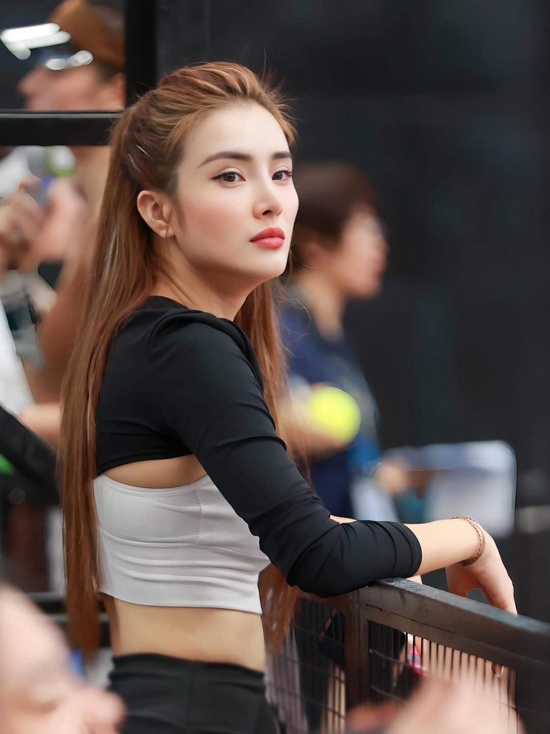 Trong những bức ảnh được chia sẻ, Lê Khánh Chi xuất hiện đầy cuốn hút trên sân Pickleball. Cô nàng lựa chọn set đồ đen cá tính với áo croptop khoét vai và chân váy ôm sát, kết hợp cùng mái tóc buộc cao gọn gàng.