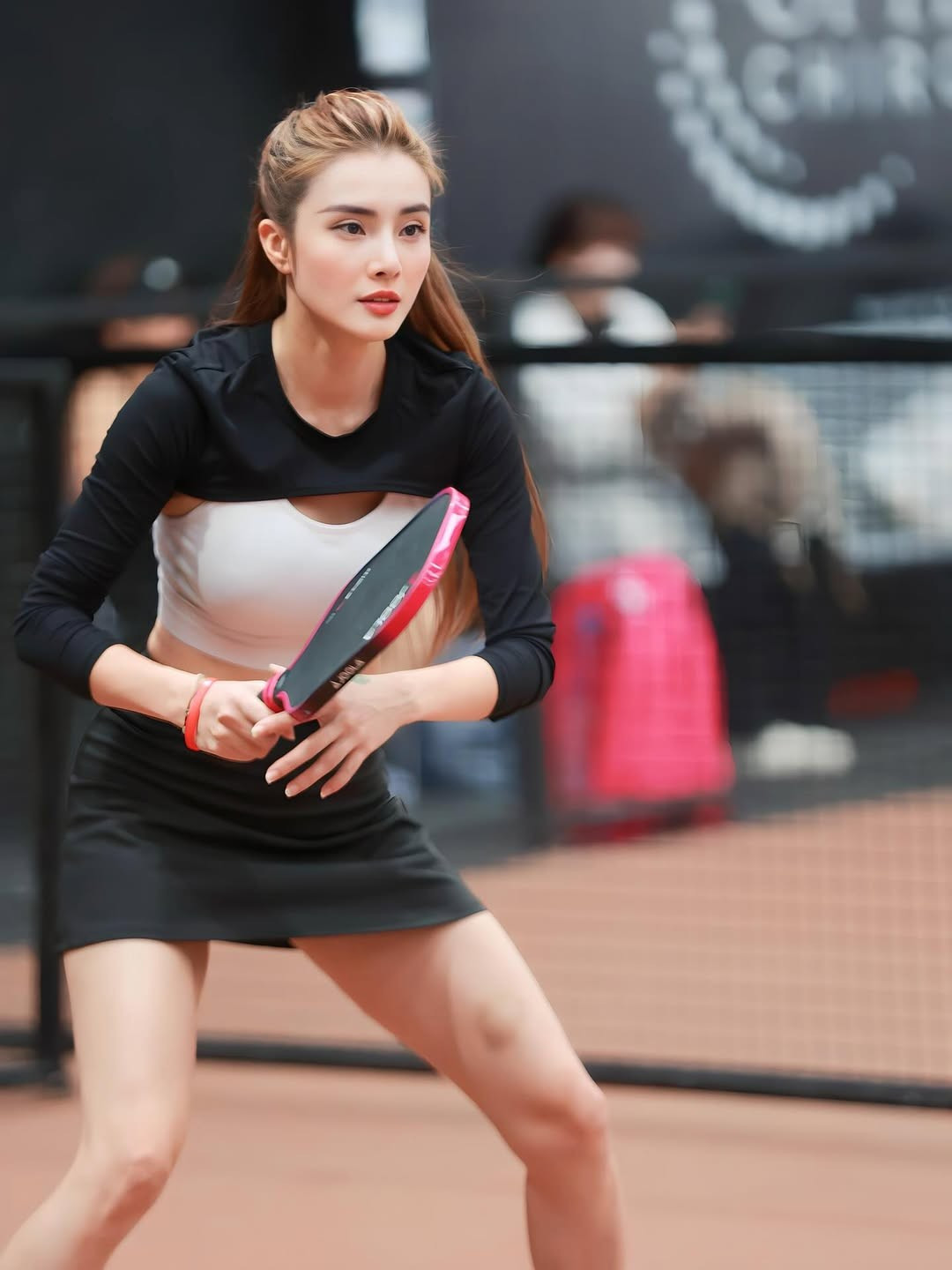 Lê Khánh Chi, em gái ruột của cựu danh thủ Công Vinh, từ lâu đã không còn là cái tên xa lạ với công chúng. Không chỉ sở hữu nhan sắc xinh đẹp và khả năng ca hát, Khánh Chi còn gây ấn tượng mạnh với vóc dáng săn chắc, khỏe khoắn nhờ chăm chỉ tập luyện thể thao.