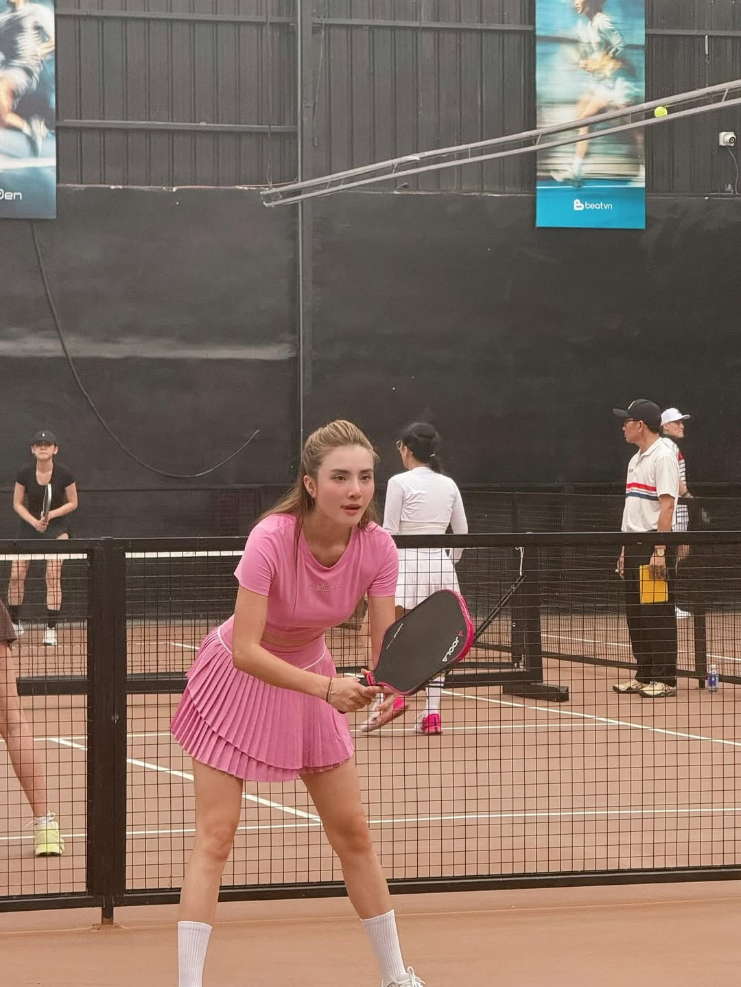 Không chỉ ghi điểm với trang phục, Khánh Chi còn thể hiện thần thái chuyên nghiệp và đầy tự tin trên sân. Từ cách cô cầm vợt, di chuyển linh hoạt đến ánh mắt tập trung vào trái bóng, tất cả đều toát lên vẻ đẹp khỏe khoắn, tràn đầy năng lượng.