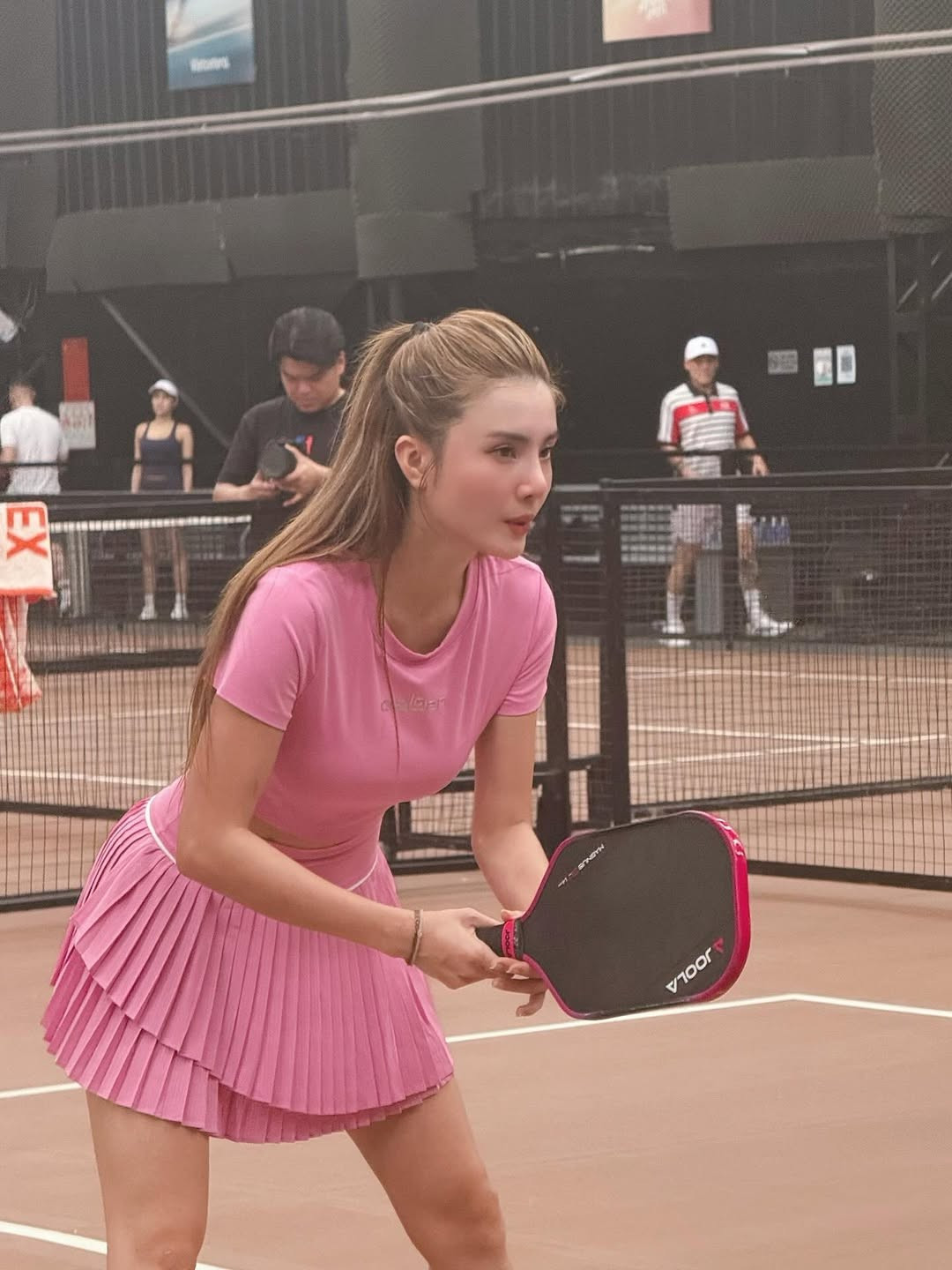 Gia nhập bộ môn thể thao mới mẻ pickleball từ cuối tháng 9/2024, Khánh Chi đã nhanh chóng thể hiện niềm đam mê và phong cách thời trang ấn tượng trên sân tập.