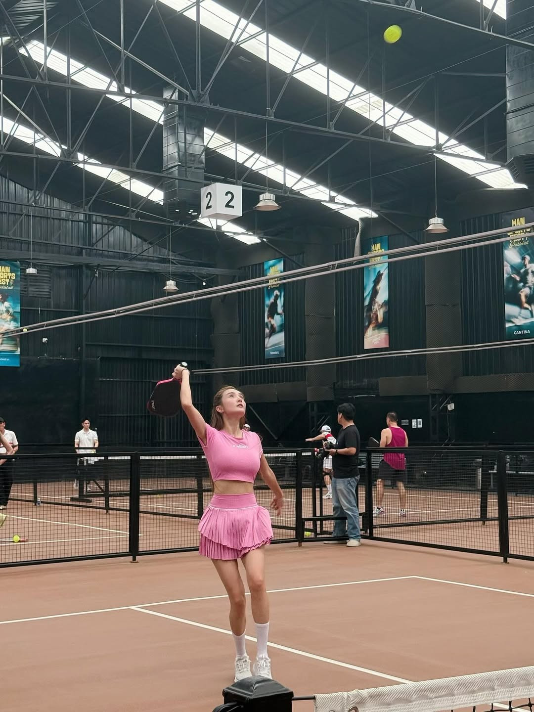 Trong một bộ ảnh khác, em gái Công Vinh khoe vóc dáng thon gọn trong bộ đồ màu hồng ngọt ngào với áo croptop và chân váy xếp ly ngắn.