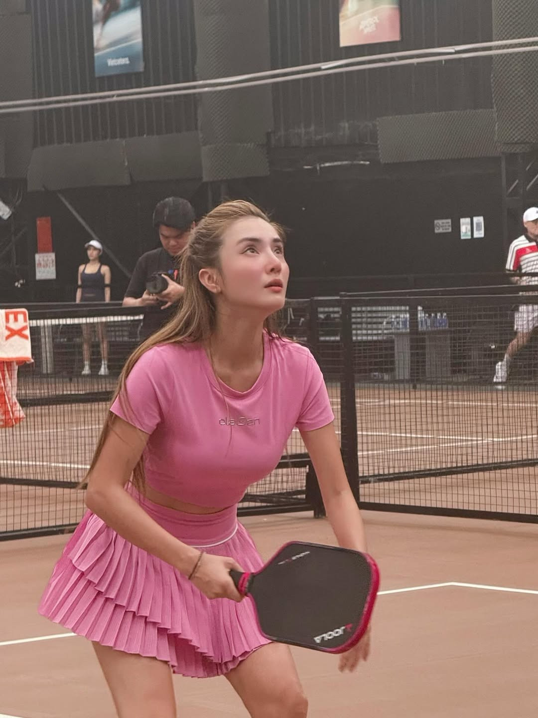 Cô nàng lúc thì tập trung, lúc lại cười rạng rỡ, cho thấy niềm vui và sự hứng thú với môn thể thao này.