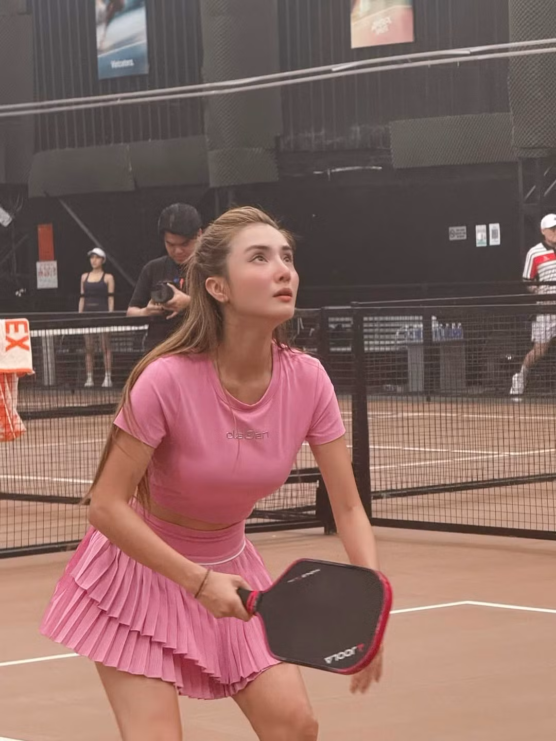 Cô nàng lúc thì tập trung, lúc lại cười rạng rỡ, cho thấy niềm vui và sự hứng thú với môn thể thao này.