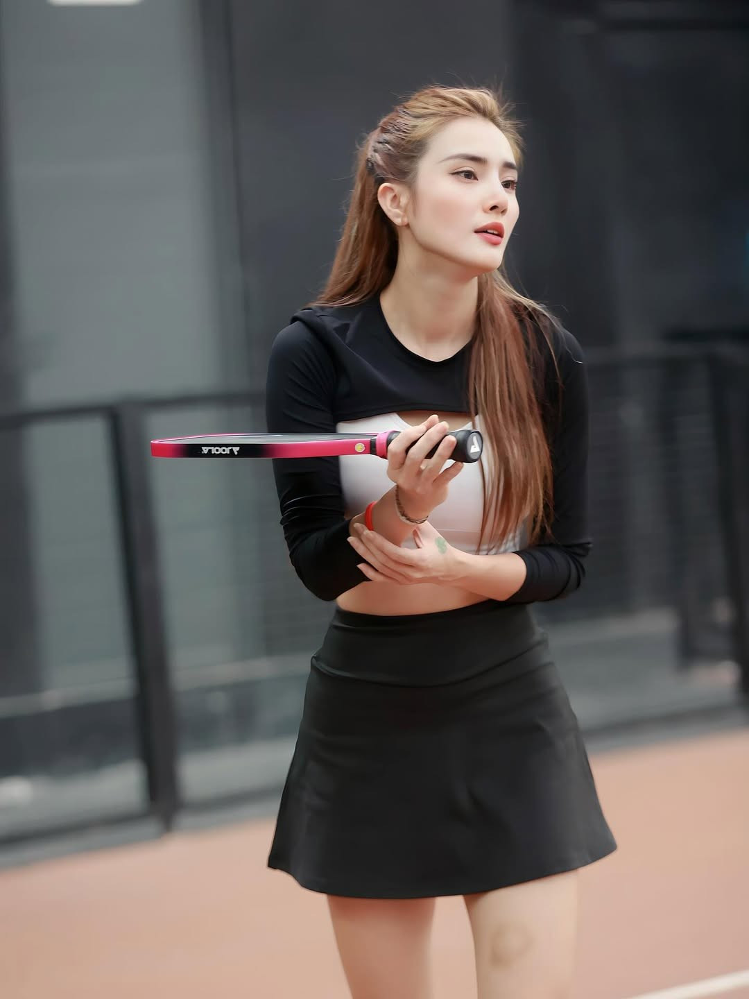 Mới đây, cô nàng tiếp tục "đốt mắt" fan khi khoe loạt ảnh chơi Pickleball – môn thể thao đang "làm mưa làm gió" – với phong thái cực kỳ năng động và quyến rũ.