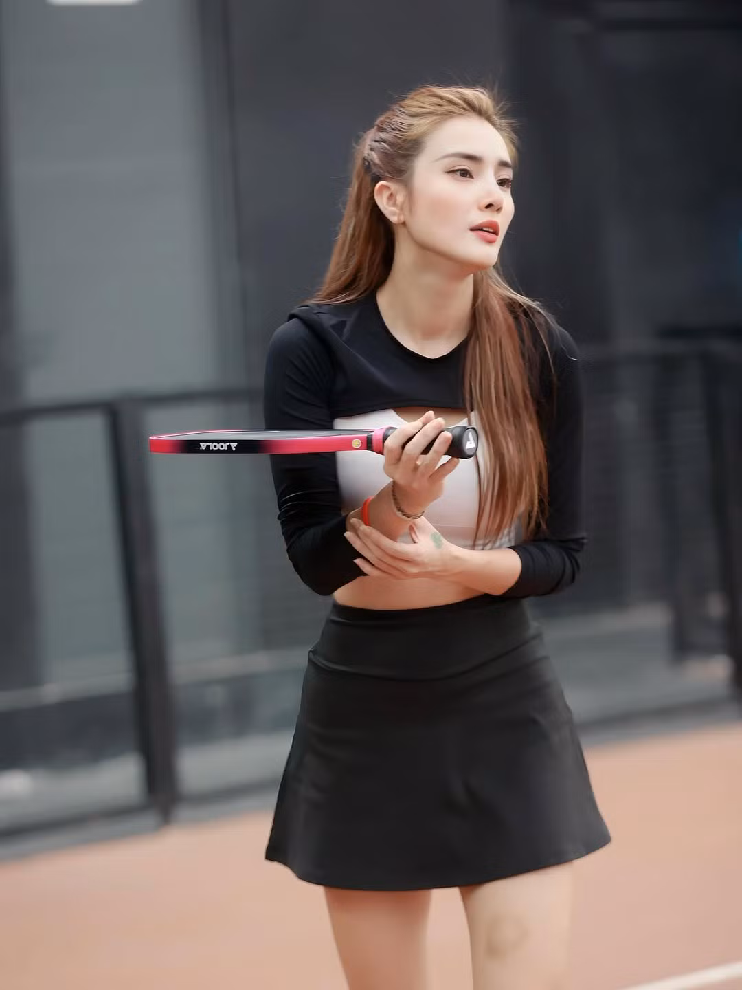 Mới đây, cô nàng tiếp tục "đốt mắt" fan khi khoe loạt ảnh chơi Pickleball – môn thể thao đang "làm mưa làm gió" – với phong thái cực kỳ năng động và quyến rũ.