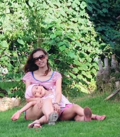 Với làn da trắng, sống mũi cao và nụ cười rạng rỡ, mẹ Doãn Hải My toát lên vẻ đẹp cuốn hút, thời thượng và rất cuốn hút. Chiếc kính râm sành điệu hay nón lưỡi trai trong ảnh càng làm tăng thêm vẻ ngoài trẻ trung, năng động.