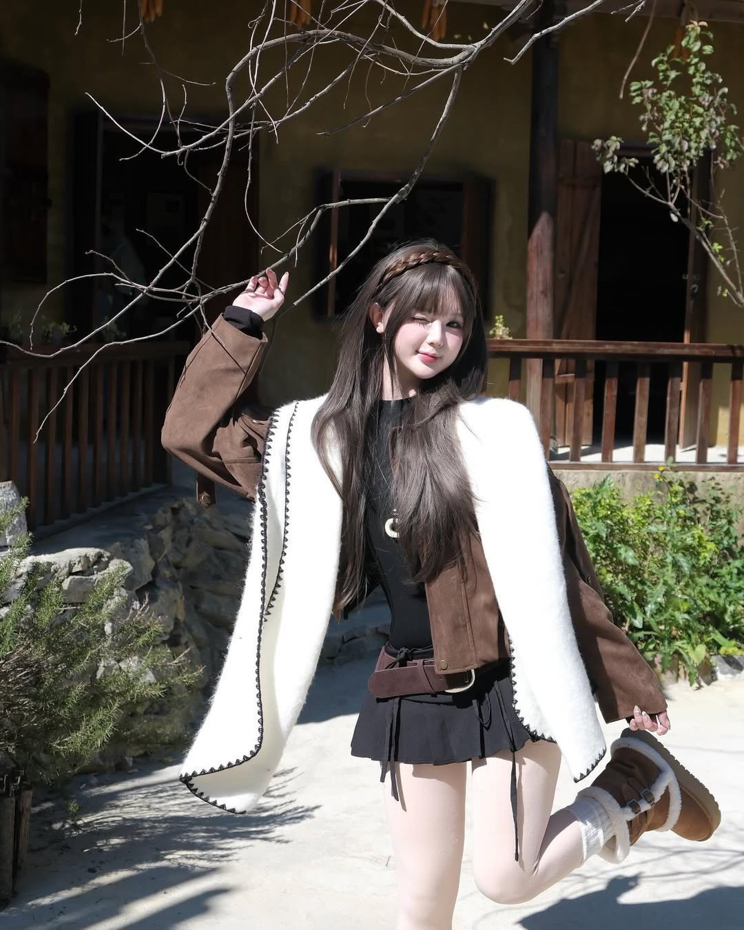 Cô nàng không quên chiếc khăn quàng và đôi giày boot lông cừu ấm áp, hoàn thiện set đồ "chuẩn mùa đông" vùng cao. (Ảnh: IGNV)