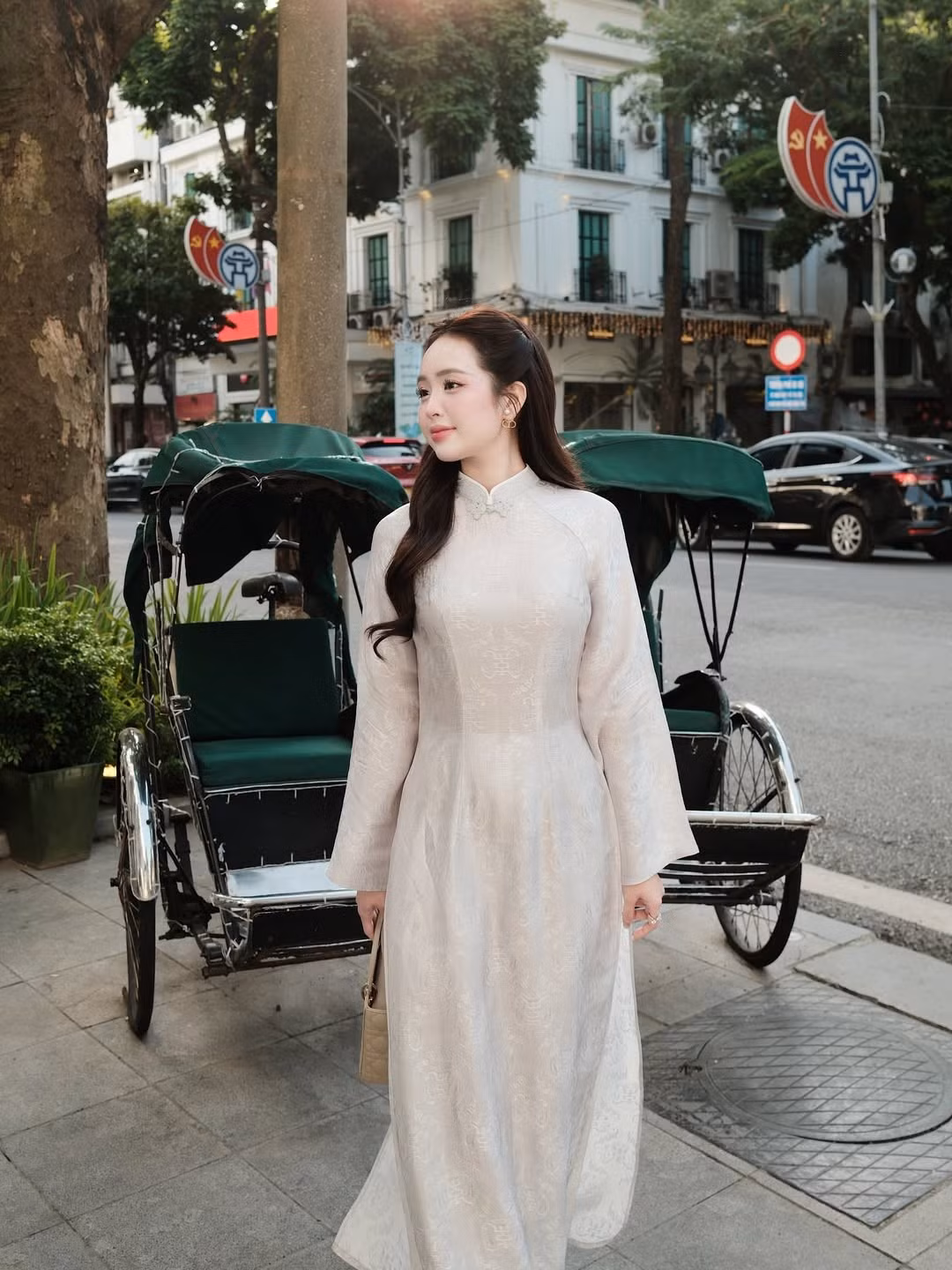 Cô nàng lựa chọn lối trang điểm nhẹ nhàng, kết hợp với mái tóc được tạo kiểu xoăn sóng. (Ảnh: IGNV)