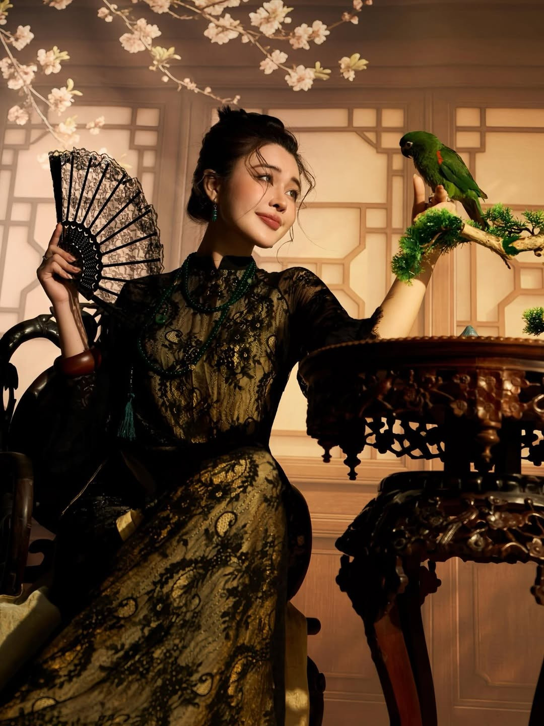 Sự kết hợp giữa lớp lót lụa vàng bên trong và lớp ren đen thêu hoa văn tinh xảo bên ngoài tạo nên hiệu ứng thị giác ấn tượng. Đây là thiết kế vừa mang nét quyền quý của phụ nữ xưa, vừa có sự quyến rũ hiện đại. (Ảnh: IG @_glambabi_)