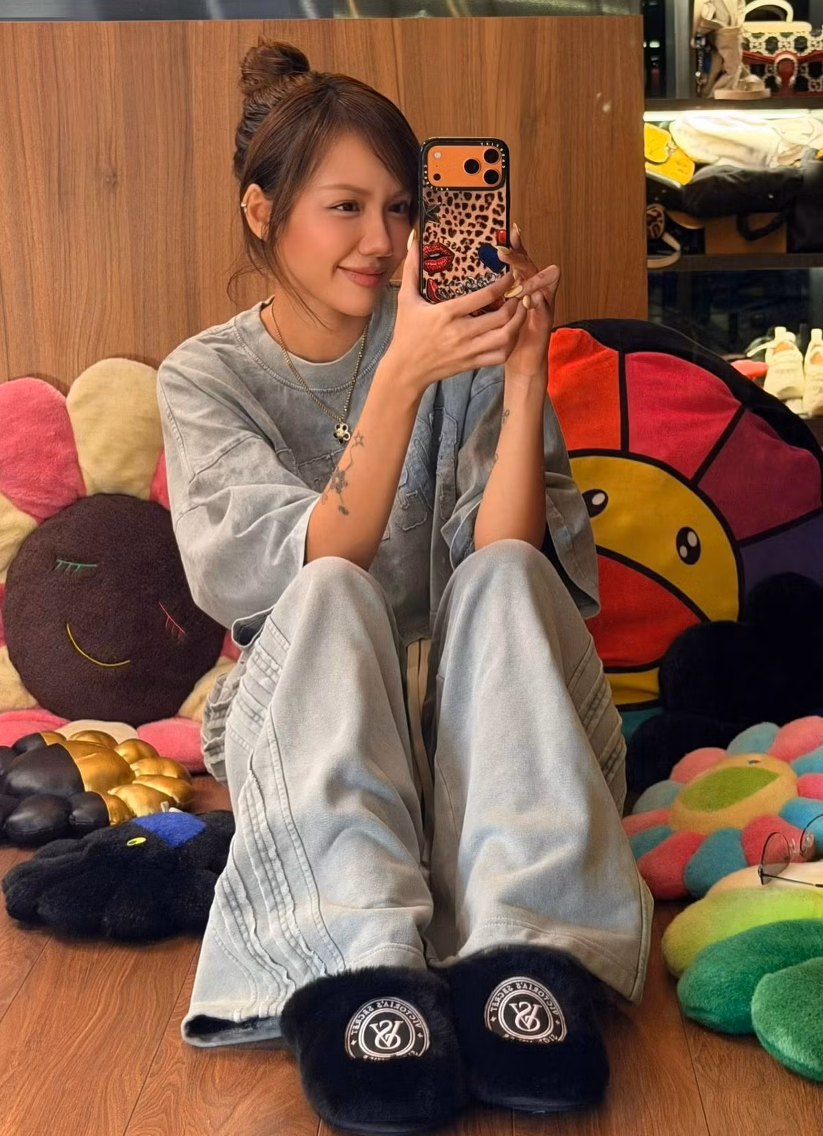 Được biết đến với nhan sắc ngọt ngào cùng phong cách nhẹ nhàng, nữ tính, thời gian gần đây, Phương Ly gây ấn tượng với phong cách có phần cá tính hơn cùng làn da nâu khỏe khoắn. (Ảnh: IGNV)