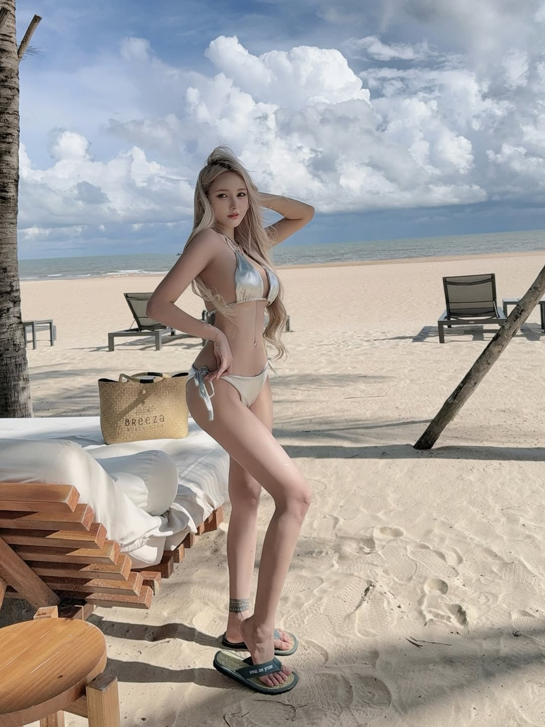 Jenny Yến luôn biết cách tạo dáng chuyên nghiệp, tạo ra những hình ảnh không chỉ đẹp mắt mà còn nghệ thuật, khiến người xem không thể rời mắt. (Ảnh: FBNV)