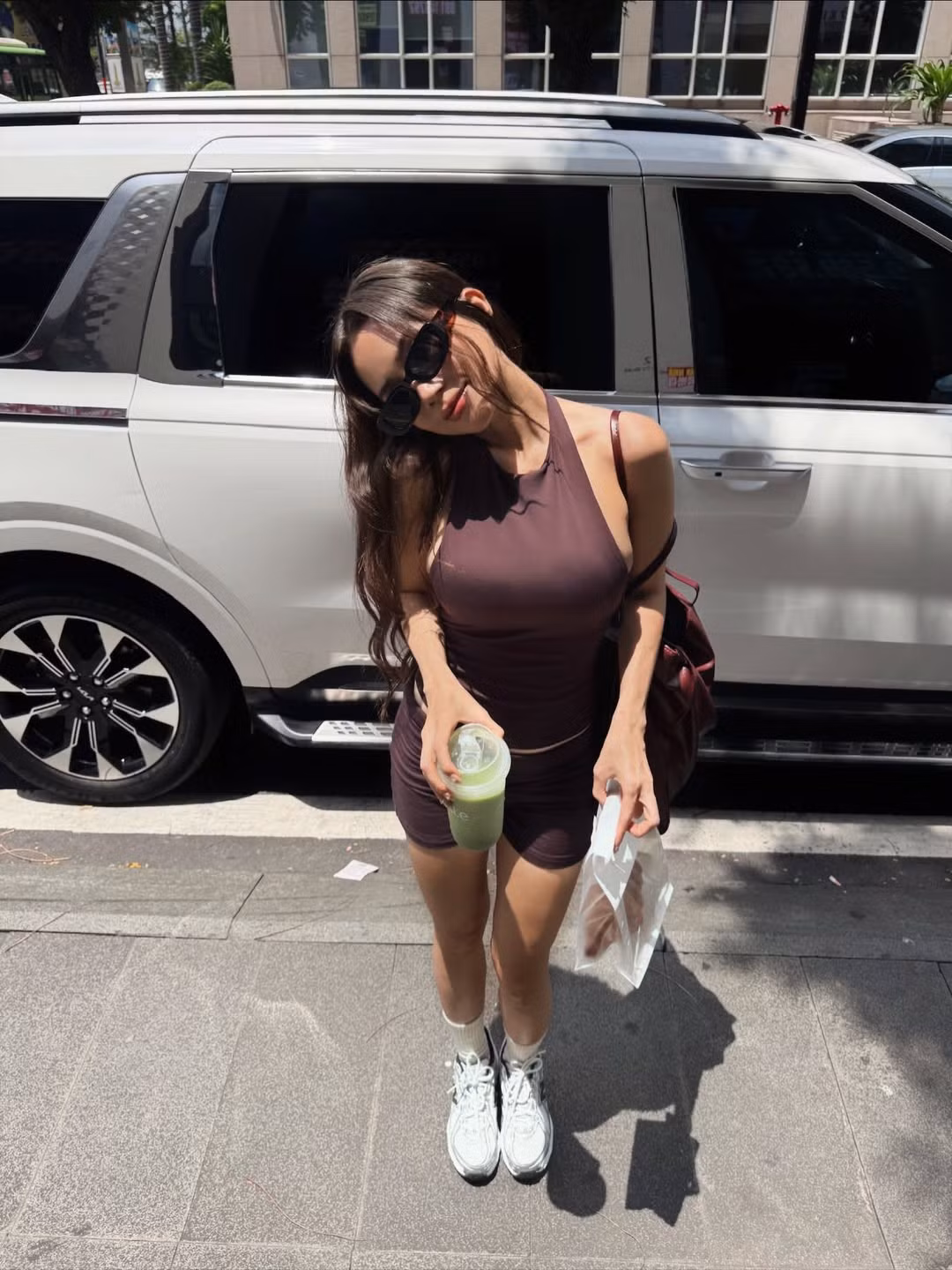 Trong loạt ảnh, Sĩ Thanh chọn một set đồ tập với bra top và quần short bó chẽn tông màu nâu trầm cực kỳ tôn da và tôn dáng. (Ảnh: IGNV)