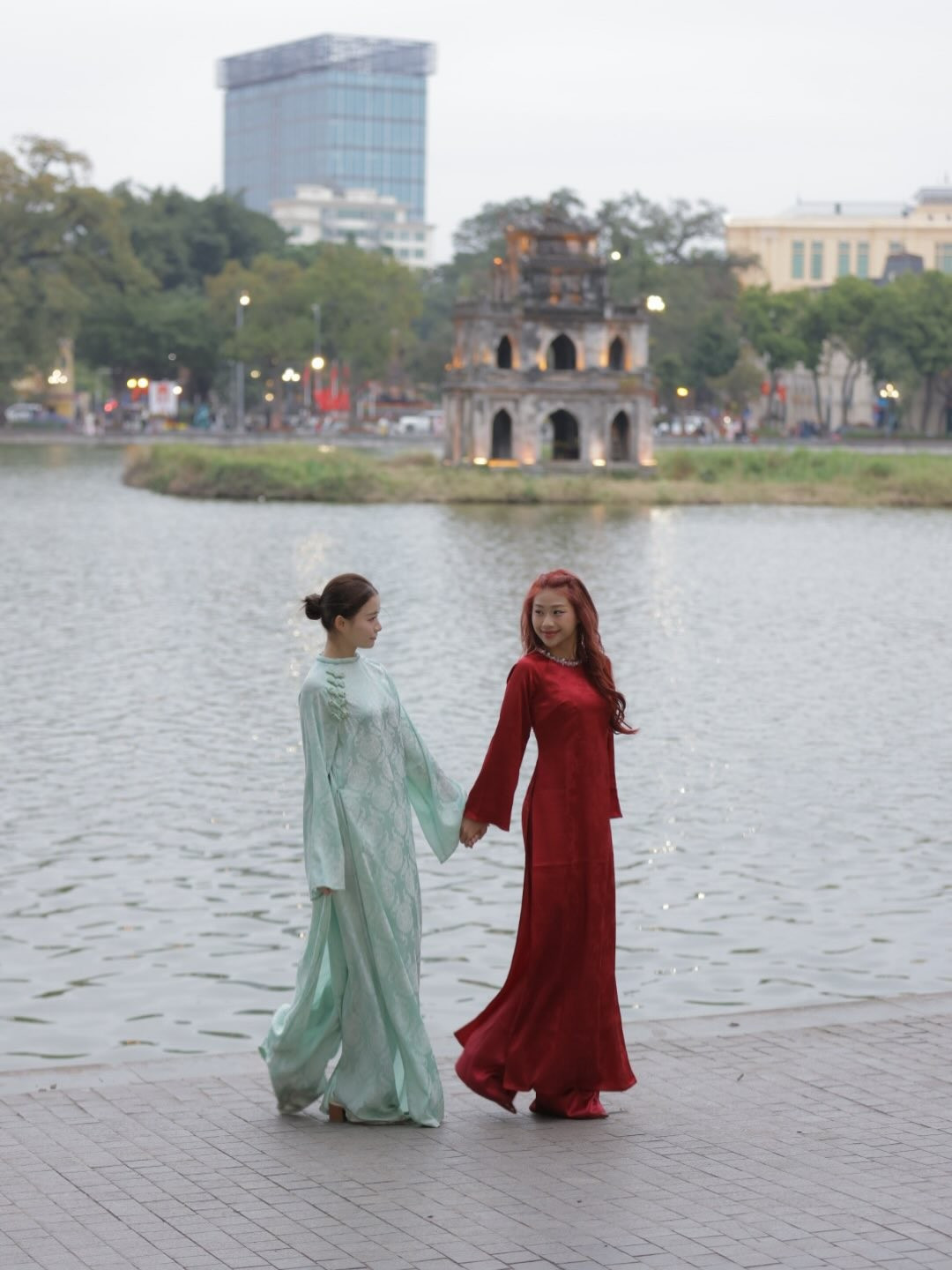 Khoảnh khắc cô nàng thả dáng bên cạnh Tháp Rùa biểu tượng không chỉ khoe được vóc dáng chuẩn của một cựu vận động viên mà còn mang nét dịu dàng, thơ mộng. (Ảnh: IGNV)