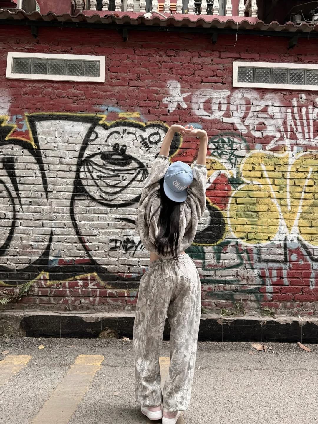 Sở hữu gương mặt thanh tú với đôi mắt to tròn và làn da trắng không tì vết, Lan Anh dễ dàng chinh phục mọi góc máy. Dù là tạo dáng bên những bức tường Graffiti đầy màu sắc hay ngồi nghỉ chân bên lề đường, thần thái của bạn gái Minh Phúc vẫn toát lên sự tự tin và cuốn hút lạ kỳ. (Ảnh: IGNV)