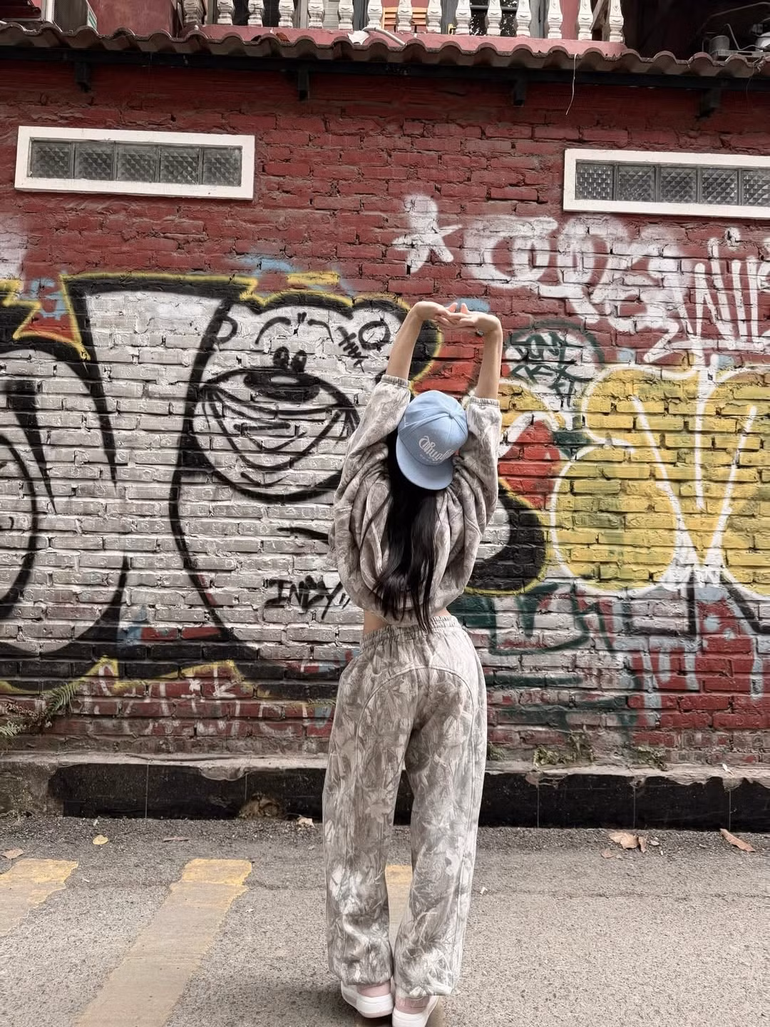 Sở hữu gương mặt thanh tú với đôi mắt to tròn và làn da trắng không tì vết, Lan Anh dễ dàng chinh phục mọi góc máy. Dù là tạo dáng bên những bức tường Graffiti đầy màu sắc hay ngồi nghỉ chân bên lề đường, thần thái của bạn gái Minh Phúc vẫn toát lên sự tự tin và cuốn hút lạ kỳ. (Ảnh: IGNV)