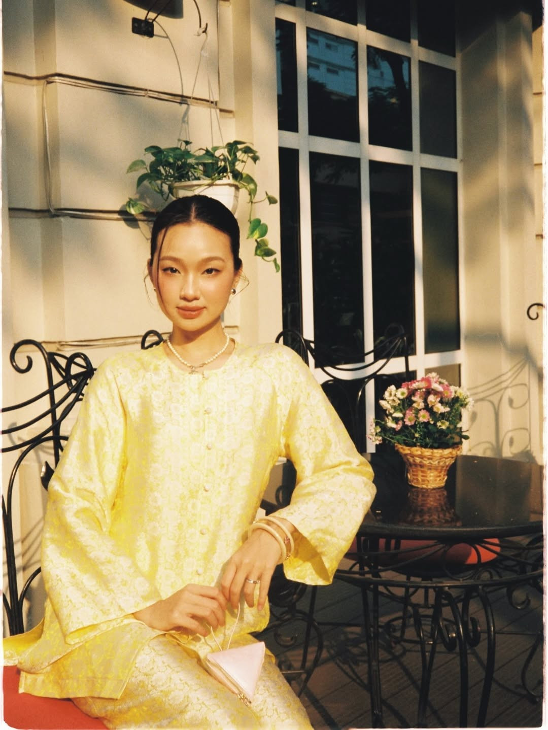 Mỗi dịp Tết đến xuân về, "đường đua" ảnh của dàn hot girl Việt luôn là tâm điểm chú ý của cộng đồng mạng. Bên cạnh những thiết kế áo dài truyền thống hay áo dài cách tân đang chiếm sóng, thì Tết Bính Ngọ 2026 cũng chứng kiến một làn gió mới mẻ, mộc mạc nhưng đầy cuốn hút: Áo bà ba. (Ảnh: IG @chaichanh)