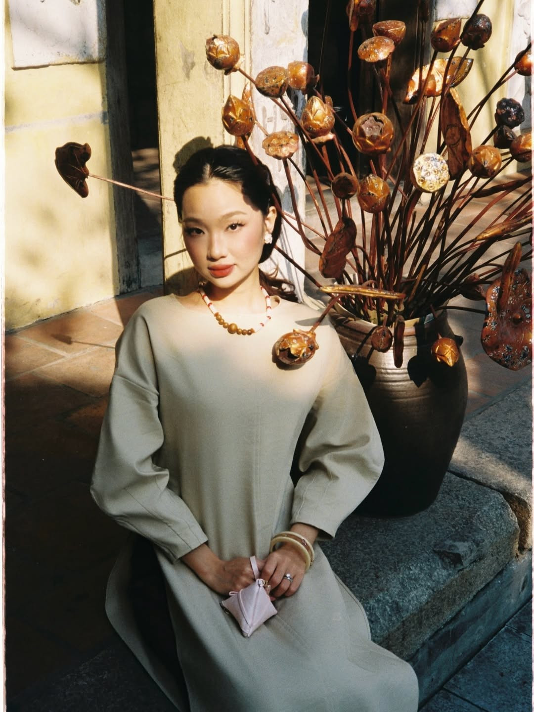 Không chọn những concept cầu kỳ hay bối cảnh studio hiện đại, Thái Anh đưa người xem trở về với những giá trị xưa cũ. Bộ ảnh được thực hiện tại những góc phố rêu phong, trước những hiên nhà cổ kính và tiệm thuốc đông y truyền thống tại Hà Nội. (Ảnh: IGNV)