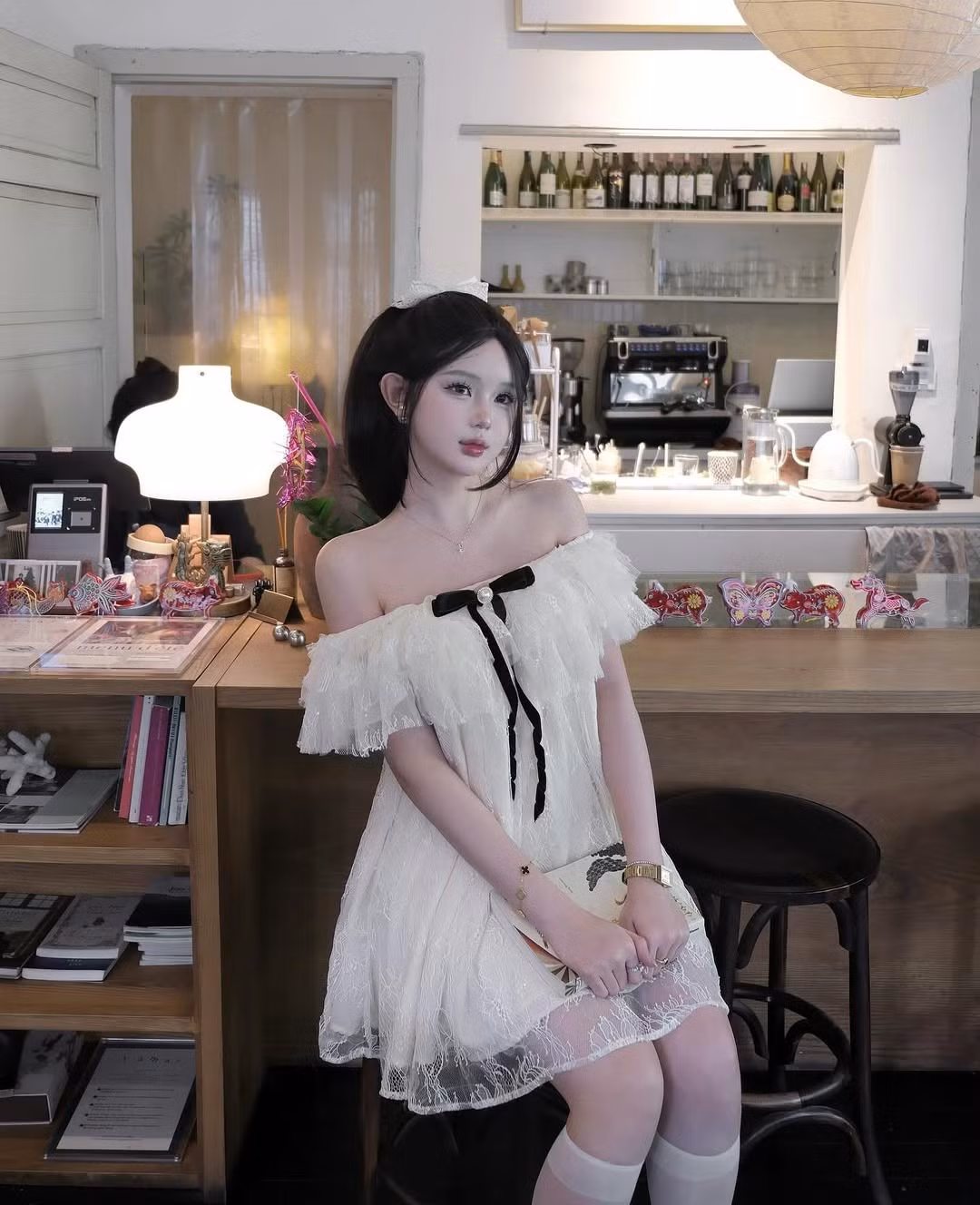 Một chiếc nơ nhung đen thắt tinh tế ngay giữa cổ áo không chỉ tạo điểm nhấn tương phản màu sắc mà còn tăng thêm nét điệu đà, cổ điển cho trang phục. (Ảnh: IGNV)