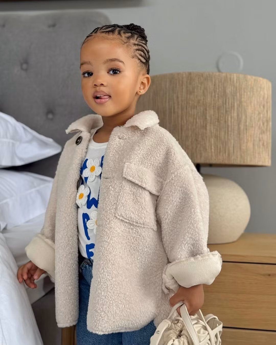 Cô bé khi thì diện những set đồ năng động, khỏe khoắn, lúc lại dịu dàng, lộng lẫy như một nàng công chúa nhỏ. (Ảnh: IGNV)