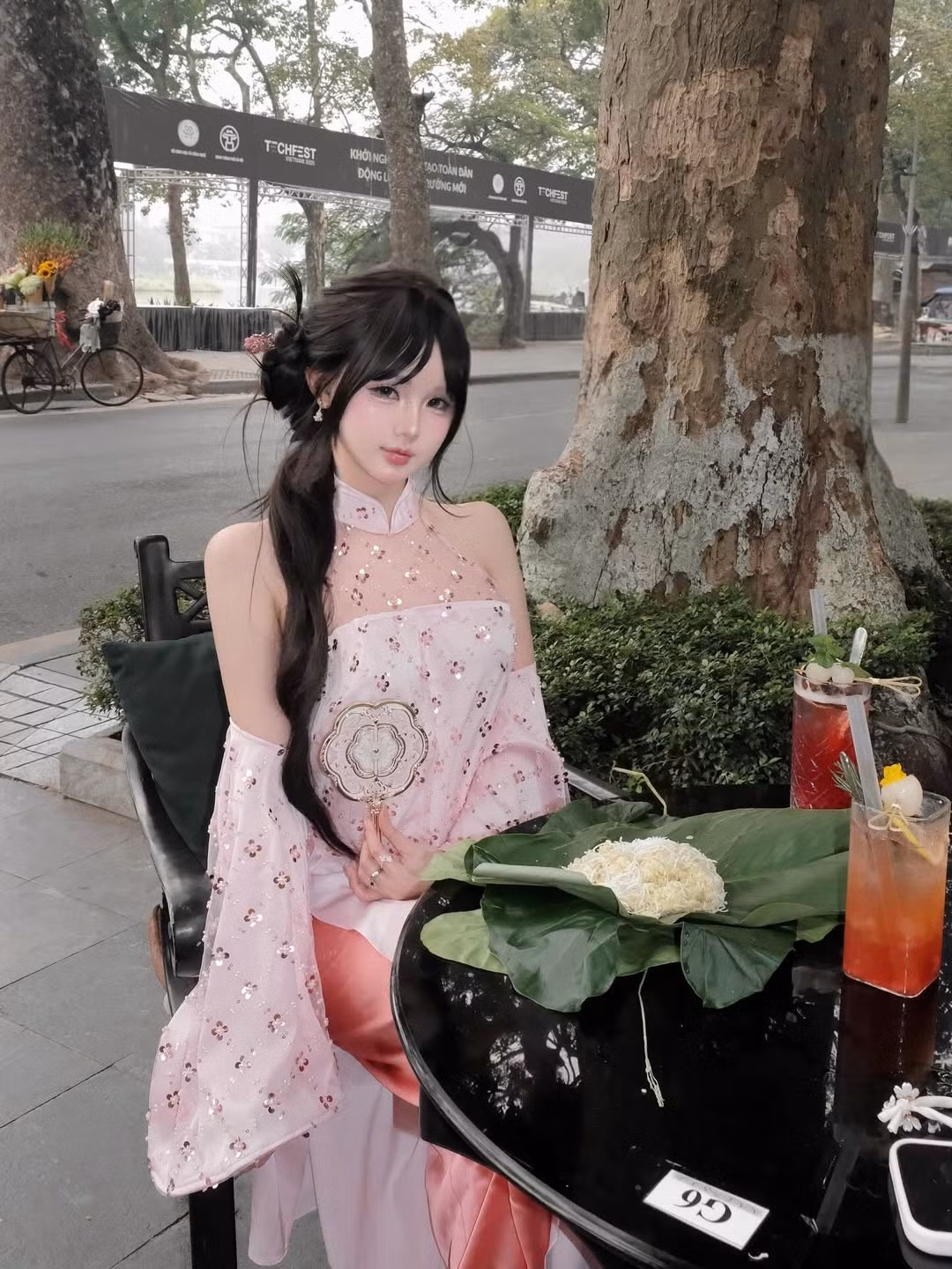 Điểm nhấn là lớp vải xuyên thấu ở phần cổ cao và chi tiết đính sequin lấp lánh tạo hình bông hoa nhỏ xinh, giúp cô nàng tỏa sáng dưới nắng. (Ảnh: IGNV)