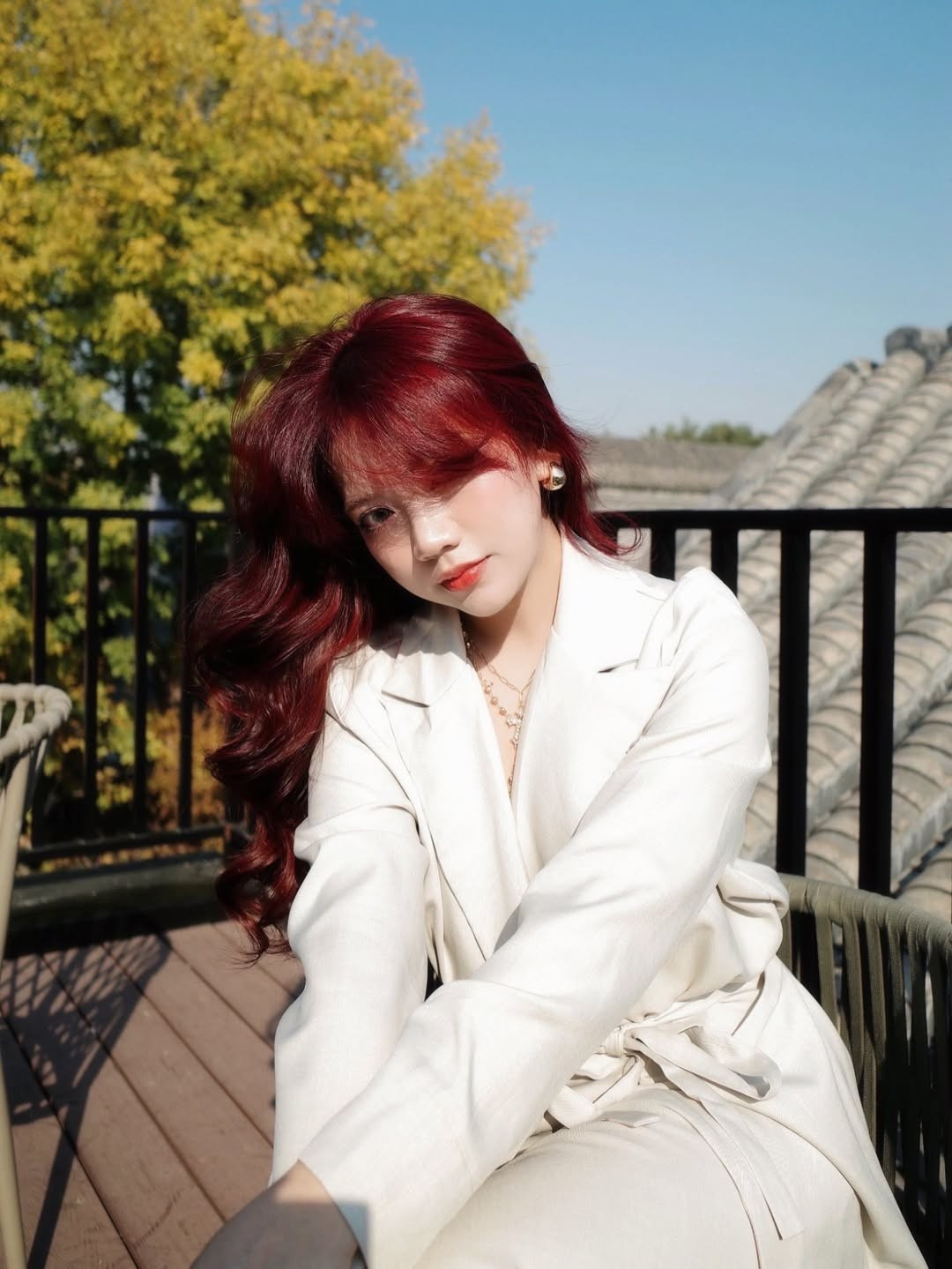 Dưới ánh nắng vàng hanh hao của ngày cuối năm, mái tóc đỏ như bừng sáng, tôn lên làn da trắng không tì vết và đôi mắt biết nói của nàng hot girl sinh năm 2000. (Ảnh: IGNV)