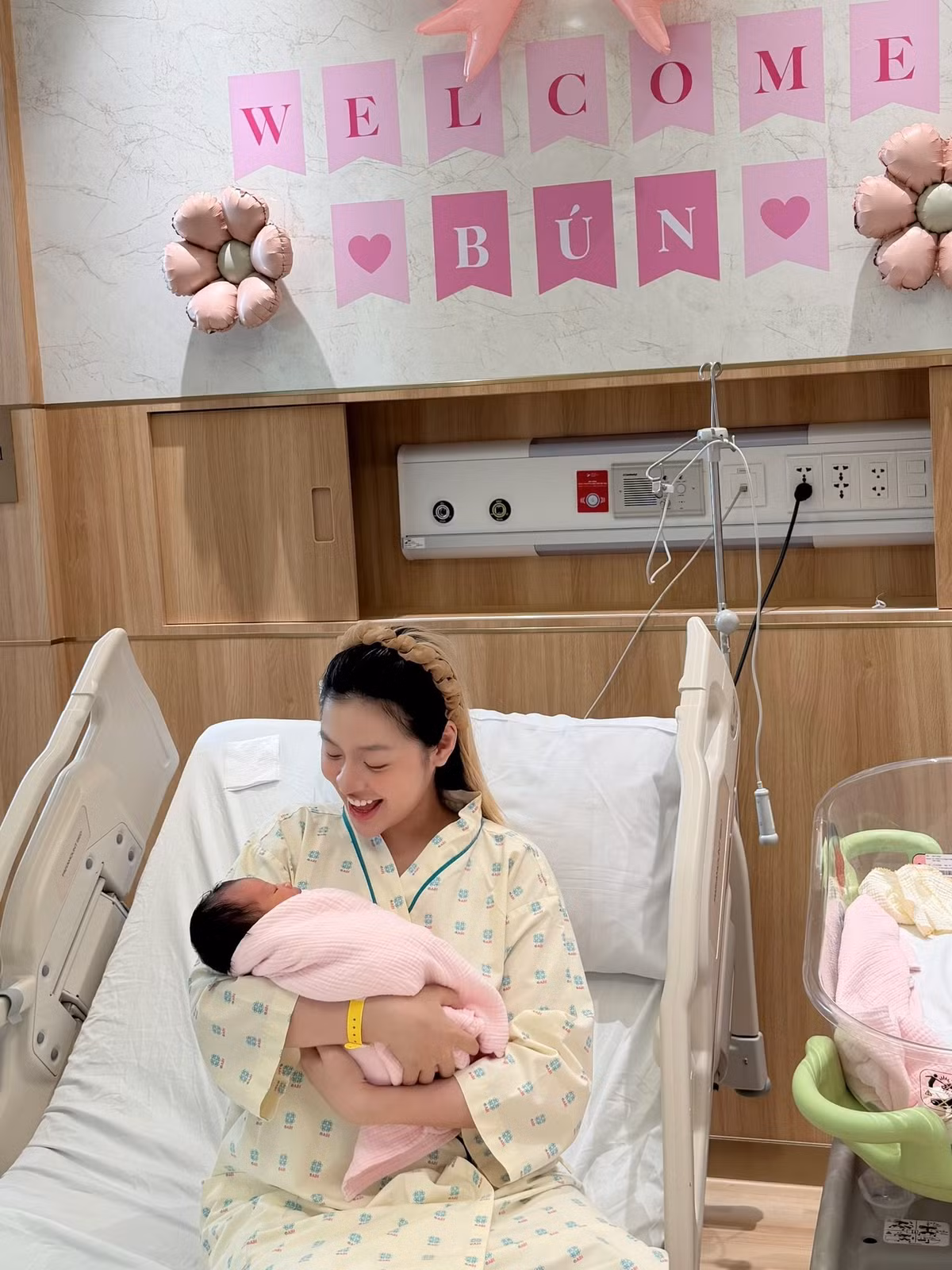 Niềm vui của Trần Thanh Tâm dường như được nhân đôi khi cô tiết lộ món quà đặc biệt từ chồng, doanh nhân Mai Thiên Ân, ngay khi cô đang nằm trên giường hậu sản, đó chính là một cuốn sổ đỏ. Anh đã thực hiện các thủ tục lăn tay xác nhận quyền sở hữu cho vợ ngay tại phòng bệnh, trước sự ngỡ ngàng và hạnh phúc vỡ òa của Thanh Tâm. (Ảnh: FBNV)