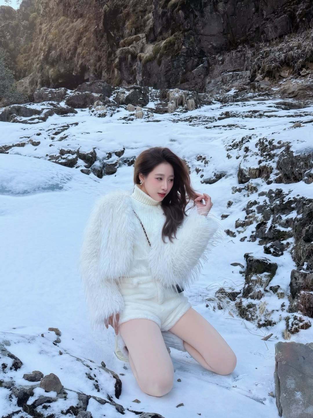 Mới đây trên trang cá nhân, cô nàng từng được mệnh danh là "hot girl World Cup" một thời Linh Kul đã gây chú ý với những khoảnh khắc check-in với khung cảnh tuyết trắng xóa. Trong loạt ảnh, Linh Kul lựa chọn set đồ tông trắng chủ đạo vô cùng tinh tế. Cô nàng khéo léo kết hợp chiếc áo len cổ lọ ấm áp cùng áo khoác lông sang chảnh. (Ảnh: IGNV)