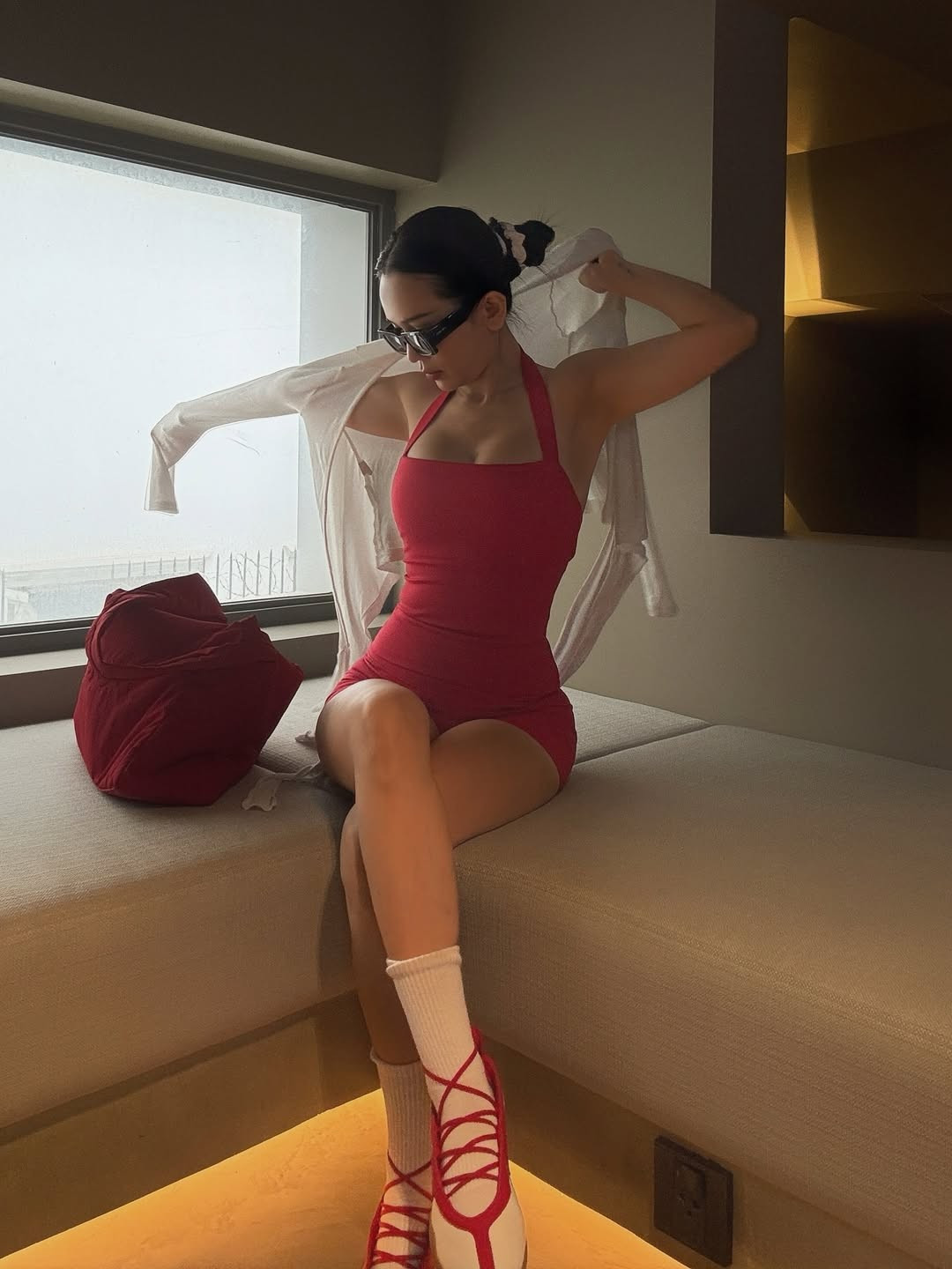 Sĩ Thanh, nữ ca sĩ nổi tiếng với phong cách thời trang cá tính và thân hình chuẩn không cần chỉnh, vừa khiến mạng xã hội "nóng" hơn bao giờ hết với loạt ảnh khoe dáng trong phòng tập. (Ảnh: IGNV)