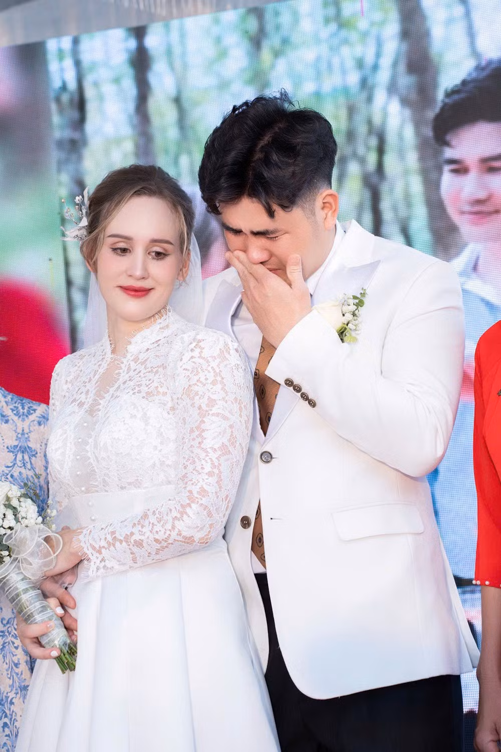 Đám cưới còn có sự tham dự của 25 người thân và bạn bè của cô dâu từ Phần Lan, tạo nên một không khí đa văn hóa độc đáo.