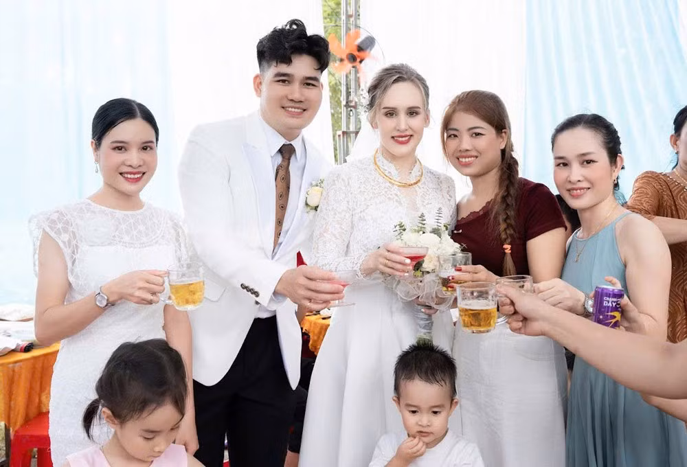 Đặc biệt, nhan sắc của cô dâu Aura đã nhận về vô vàn lời khen ngợi từ bà con lối xóm đến cộng đồng mạng. Nhiều dân làng đã kéo đến để chiêm ngưỡng cô dâu và không ngớt lời khen ngợi vẻ đẹp của cô.