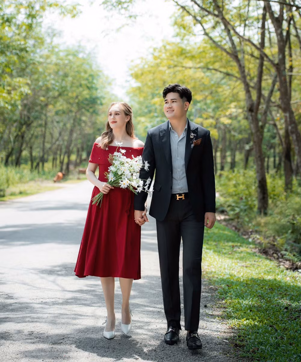 Sau đám cưới, Đình Mạnh và Aura dự định sẽ sống và làm việc tại Việt Nam một thời gian, trước khi có thể chuyển sang Phần Lan để trải nghiệm cuộc sống mới.