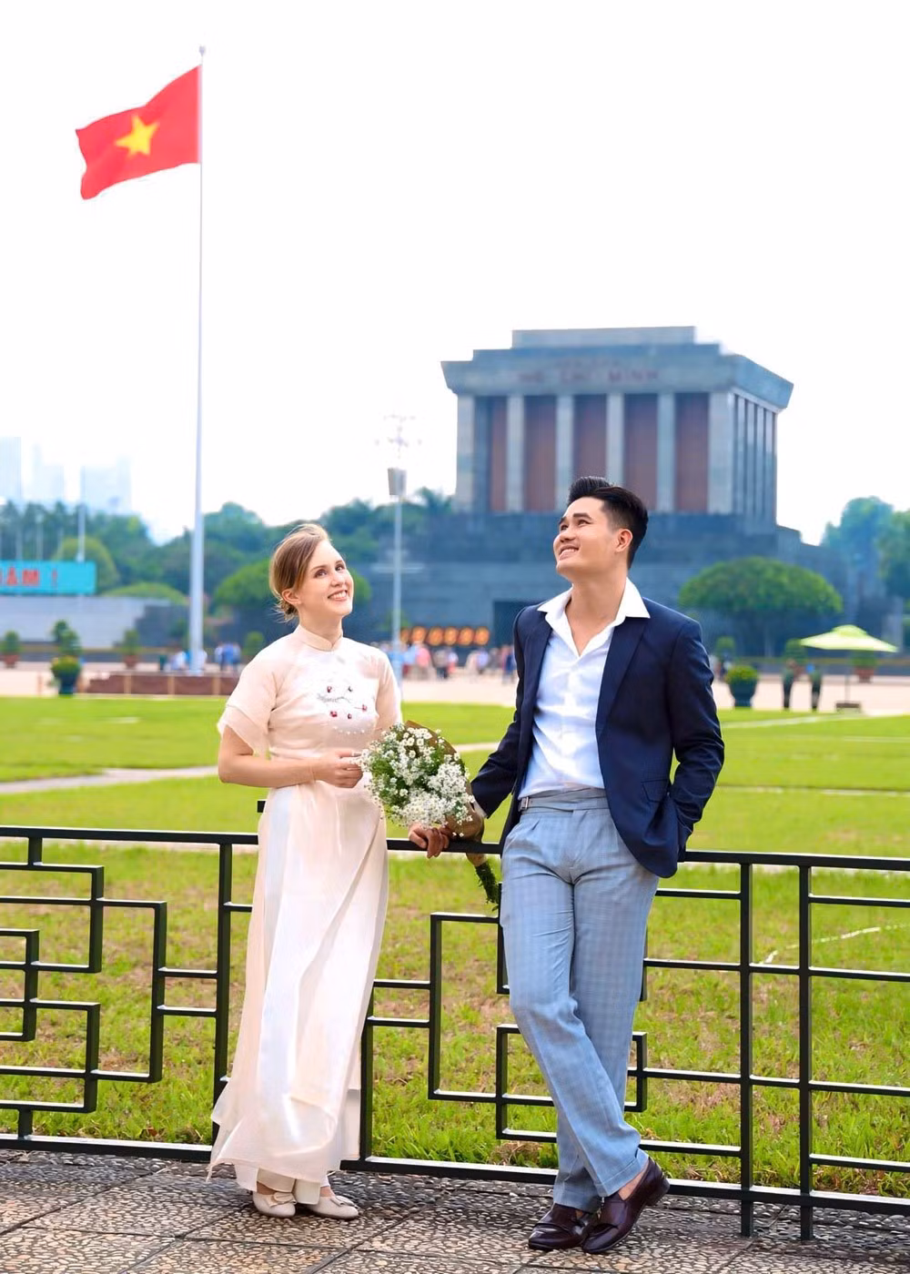 Đoạn video ghi lại cảnh rước dâu của cặp đôi đã "gây sốt" trên TikTok, thu hút gần 500.000 lượt xem và 9.000 lượt "thả tim". Cư dân mạng không ngừng bày tỏ sự thích thú trước hình ảnh cô dâu Tây xinh đẹp hòa mình vào không gian cưới truyền thống của Việt Nam.